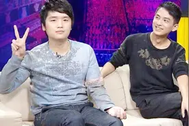 LOL：微笑草莓曝老WE的身高体重之谜 微笑鞋垫脱了再说！视频封面