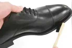 皮鞋穿久了有划痕？只需用它即可快速修复皮鞋划痕！太简单了视频封面