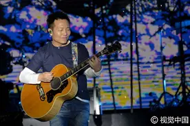 许巍邯郸雨夜激情献唱 歌迷齐唱《生活不止眼前的苟且》图片
