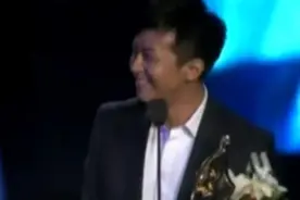 邓超获奖主持人问如何和孙俪庆祝，邓超还没想好，谢霆锋台下大笑视频封面