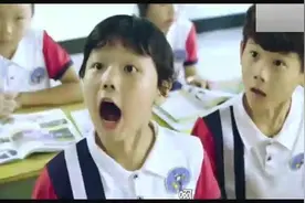 小学生上课玩手机，被老师发现，结果却是这样尴尬！视频封面