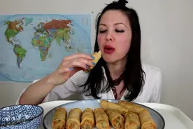 老外吃炸春卷，味道真的挺好的，又香又脆视频封面