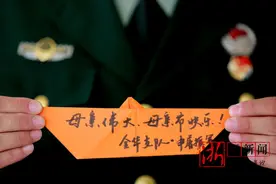 妈妈我爱你！看兵哥哥怎样感谢母亲图片