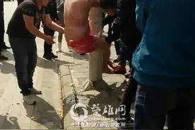 惨！大理一男子被绑在电线杆上遭泼墨、扔鸡蛋、最后跳入洱海...(图)图片