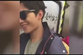 地铁偶遇杨洋，被他的笑容甜化了，超有治愈系的微笑视频封面