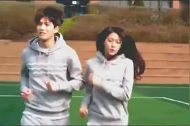 体育课上男生特意和被罚的女生一起跑步，还做出暧昧动作引人议论视频封面