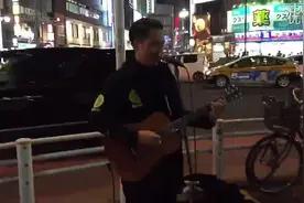日本歌手街头唱《海阔天空》遇见国人后流泪对唱粤语版图片