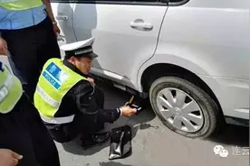 好警好事灌云交警马路上拆美女轮胎 刷爆朋友圈图片