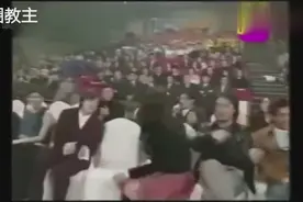 谢霆锋坐在陈冠希与张柏芝中间唱了一首《香水》，王菲眼神里视频封面