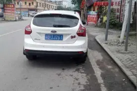 盘点女司机的种种奇葩行为:挂错档 不松手刹轰油门图片