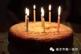 在百岁老人骨折的假体上翻修后，专家和老人有了一个约定图片