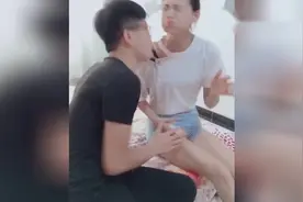 恶搞女友系列！小伙突然吐了漂亮女友一脸！女友瞬间懵了！视频封面