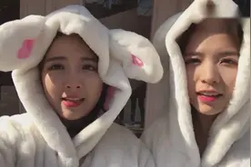 美女双胞胎街头恶搞，与陌生人强势合影，路人懵圈表情太搞笑视频封面