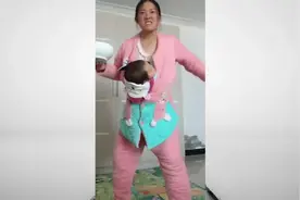 奇葩母亲把三个月大宝宝装进衣服，还拿筷子扎自己！有点蒙视频封面