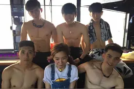 LuLu首度主持选秀 被小鲜肉包围图片