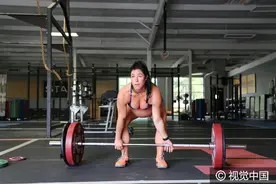 史上最强孕妇！美国准妈妈临盆前仍坚持举重训练图片