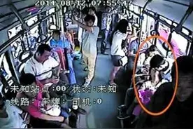 郑州情侣公交车上激吻半小时 乘客不忍直视怒骂不要脸图片