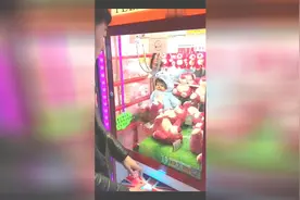 娃娃机这样抓老板都哭了，抓娃娃机教程视频封面