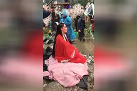 张馨予的新戏曝光了，实拍现场一幕真是好美，大家为何老是骂她啊视频封面
