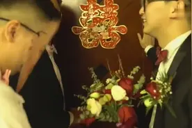 新郎娶新娘进门就拉新娘偷偷亲吻，没有被任何人看到，新娘真机灵视频封面