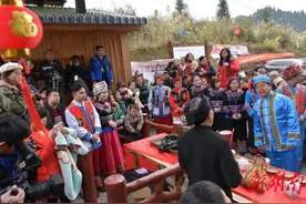 龙山：300余名青年男女共度土家年图片