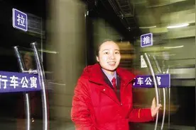 女列车员站台与儿子短暂团聚 工作10年首次与家人过年图片