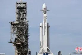 SpaceX发射猎鹰重型火箭 把特斯拉跑车送入太空(图)图片