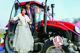 真“土豪”！大冶小伙用6台拖拉机迎亲图片