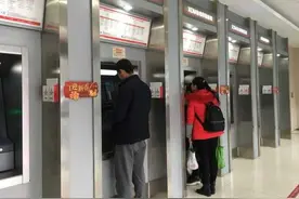 银行迎来节前业务高峰 兑换新钞要赶早图片
