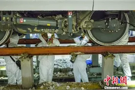 陕西迎降雪多条高铁线路限速 30趟动车组列车停运图片