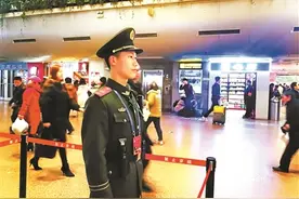 西站执勤武警含泪目送未婚妻归乡图片