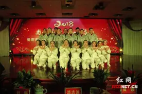 娄底：精神病患者与护士同台演出迎新春图片