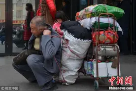 六旬大叔背200斤年货辗转千里路与家人团聚图片