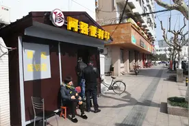 象山城管以“便民服务亭”规范摊位 方便了市民，呵护了摊贩，美化了市容图片