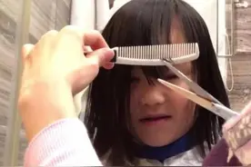 全能娘娘！蔡少芬给女儿剪发 过新年换新发型图片