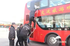 遇险搭软梯逃生 青岛举行双层巴士逃生演练图片