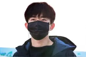 易烊千玺眼睛无神略显疲惫 脚上有亮点，自己找！图片