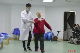 曾经四肢不能动的85岁奶奶带领病友走正步图片