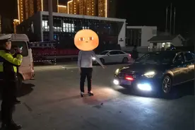私自加装爆闪灯，车辆被暂扣图片