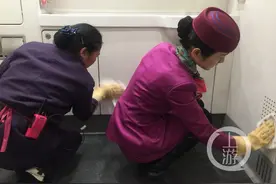 列车上的“守厕人”：每天进出厕所200多次，十八般“武器”保洁图片