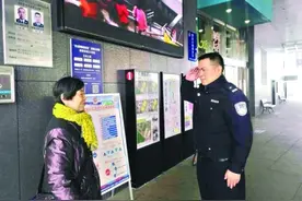 79岁母亲查岗警察儿子：好好工作，我就是来看看图片