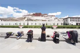 藏族人为什么要用尽一生，匍匐朝地一跪一拜磕十万长头？视频封面