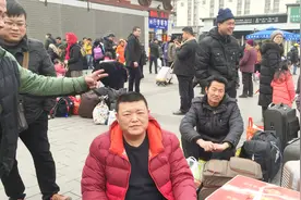 河北大哥在西安打工，管吃住干9个小时日挣220，他们干什么工作？视频封面