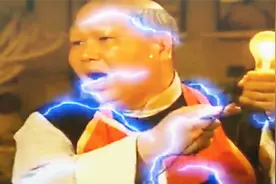 老头全身通电！竟然能点亮灯泡！视频封面