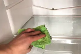 冰箱脏别拆下来擦，教你3分钟清理干净，比用洗洁精清洗还要好视频封面