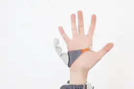 女大学生发明第六根手指，操作自如，各种高难度动作不在话下视频封面