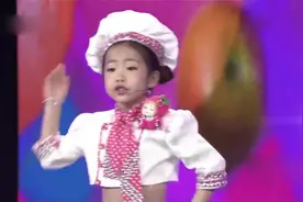 00后小女孩演唱《水果拳》这小碎步走的也太到位了吧，太好听了！视频封面