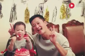 吴京罕见带儿子做宣传，印堂凸起果然是练武奇才，两岁就开始打拳视频封面