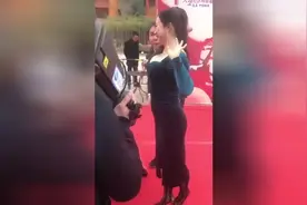 芙蓉姐姐穿20cm高跟鞋参加天涯社区网络春晚走红毯 崴脚后竟然……视频封面