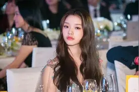 林允陪妈视频 母女歪头嘟嘴神同步图片
